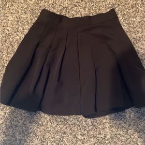 BLACK PLEATED SKIRT